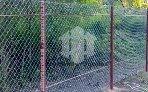 Забор из сетки рабица с двумя протяжками